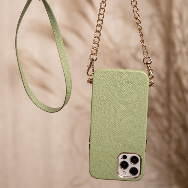 Selencia Aina Slang Hoesje met koord iPhone 12 (Pro) - Groen / Grün  / Green