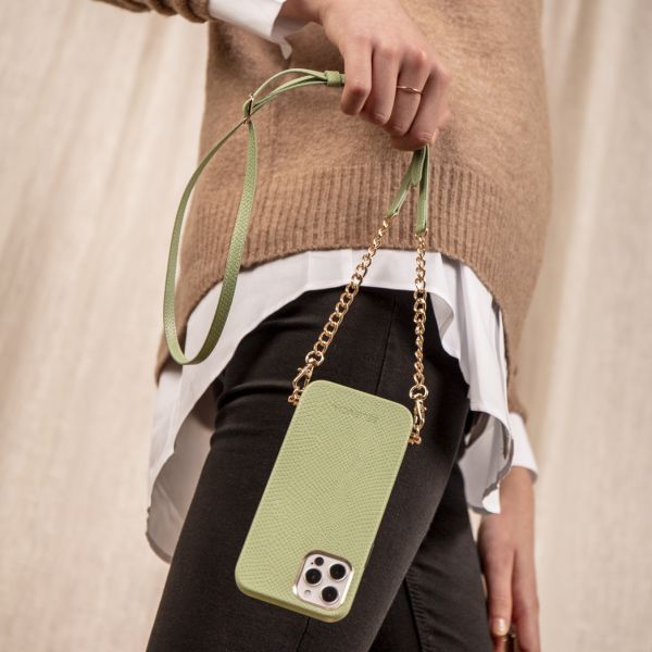 Selencia Aina Slang Hoesje met koord iPhone 12 (Pro) - Groen / Grün  / Green